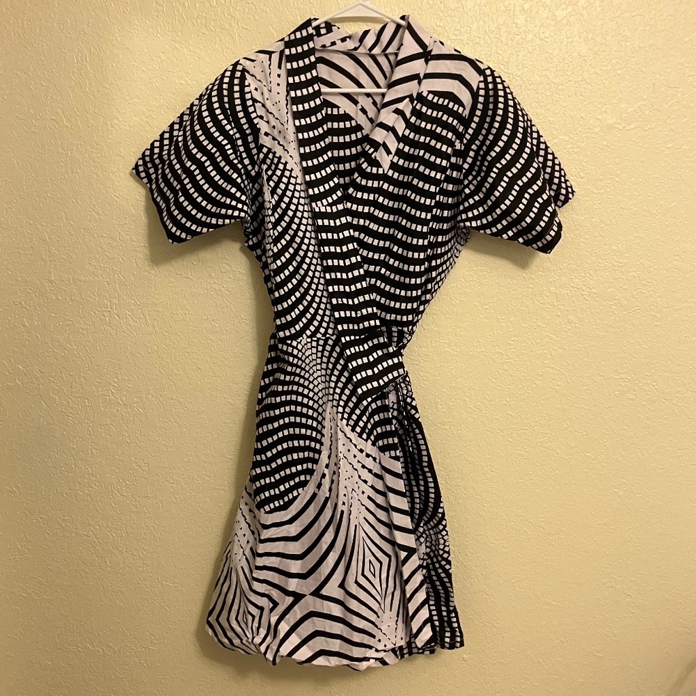 New-Project Runway Designer Wrap Dress w/Black & White Design Short Sleeve - M/L